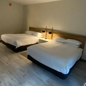 Double room 2 Queen Beds Mobility Accessible Bathtub w or Grab Bars Non-Smoking
